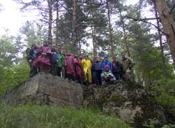 Линия Маннергейма, дети стоят на разрушенном финском ДОТе